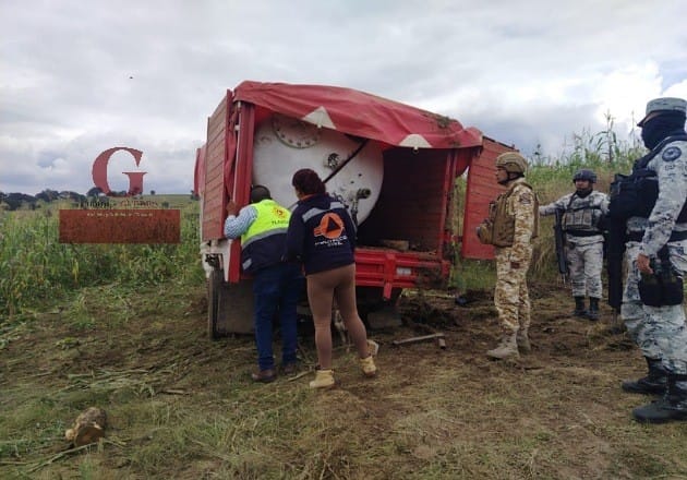 Aseguran camioneta hechiza con tanque de gas ilegal en Ixtacuixtla